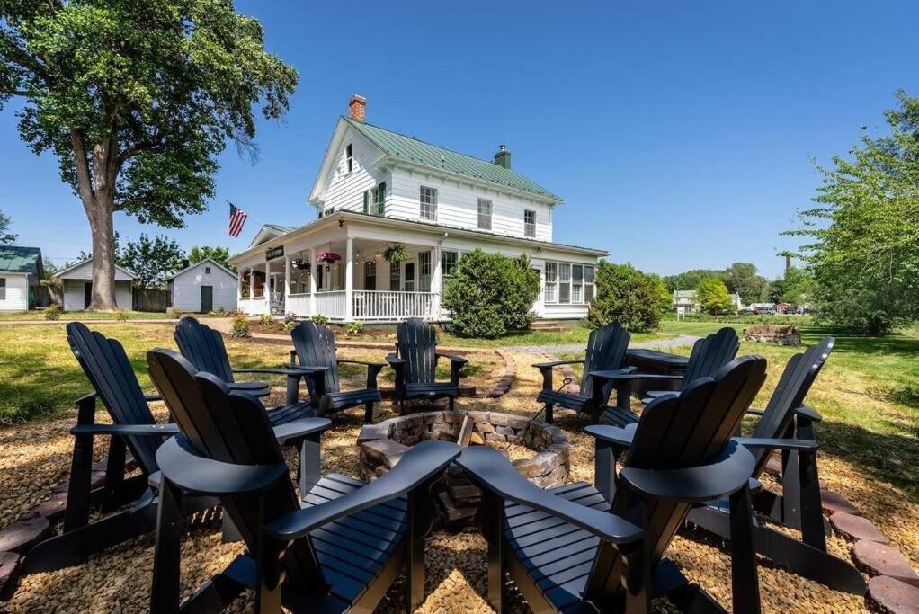 The Legacy Inn Лурей Екстериор снимка