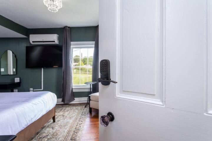 The Legacy Inn Лурей Екстериор снимка
